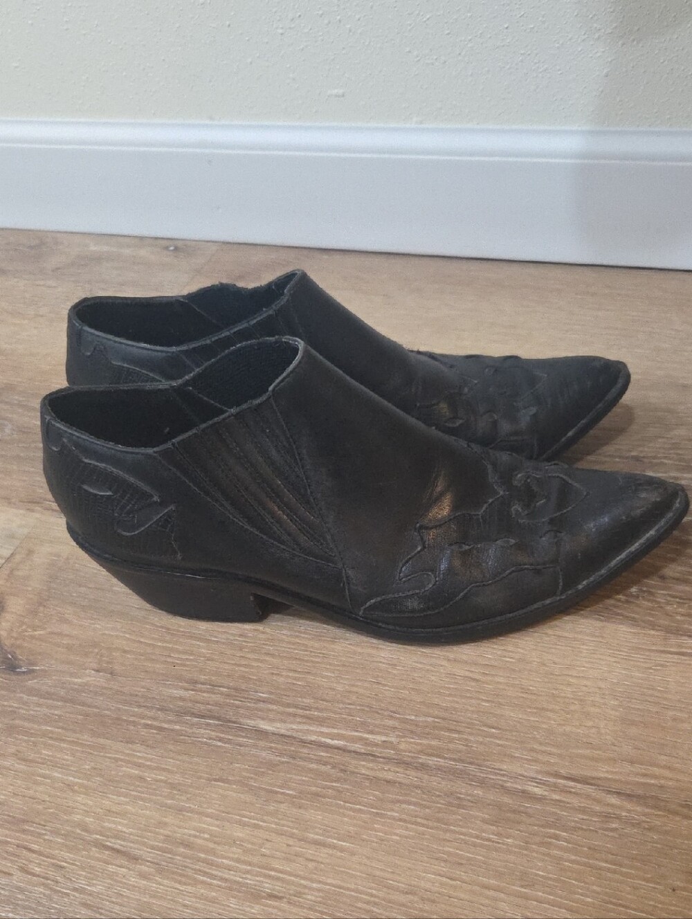 Women’s Black Pointed Western Ankle Bootie Rafael Virozio Leather. Size 9